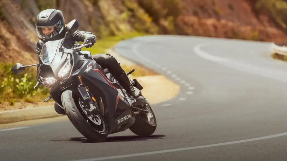 Moto con neumáticos Michelin Power 6